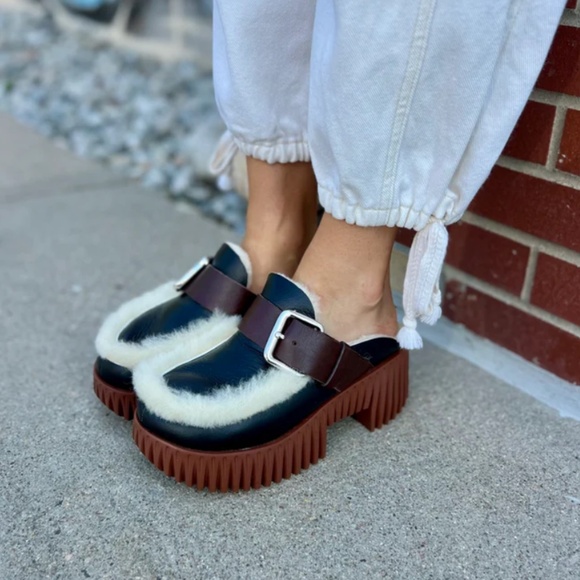 4CCCCEES Plia Amber Shearling Clog in Oreo - Picture 2 of 5